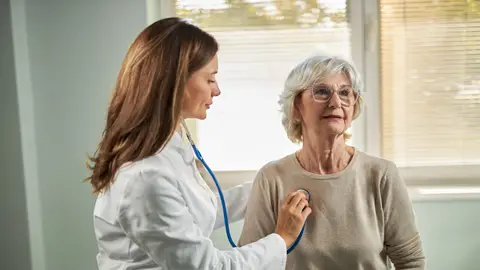 Médico de Familia con una mujer mayor Médico de Familia con una mujer mayor