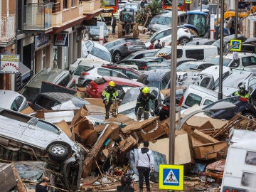 (Foto de ARCHIVO) (Foto de ARCHIVO) Decenas de coches amontonados, a 31 de octubre de 2024, en Sedav&iacute;, Valencia, Comunidad Valenciana (Espa&ntilde;a). Esta ma&ntilde;ana se han reanudado las labores de b&uacute;squeda de los desaparecidos en las zonas afectadas por la ana en la Comunidad Valenciana, que se ha cobrado la vida de m&aacute;s de 100 personas, por el momento. Adem&aacute;s, los da&ntilde;os materiales son incontables con carreteras cortadas y zonas aisladas por el agua, el barro y los corrimientos de tierra. Muchos munic...