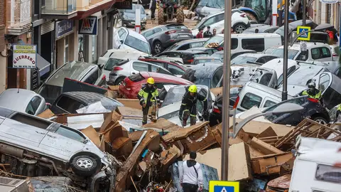 Primer aniversario de la dana en Valencia (Foto de ARCHIVO) (Foto de ARCHIVO) Decenas de coches amontonados, a 31 de octubre de 2024, en Sedaví, Valencia, Comunidad Valenciana (España). Esta mañana se han reanudado las labores de búsqueda de los desaparecidos en las zonas afectadas por la ana en la Comunidad Valenciana, que se ha cobrado la vida de más de 100 personas, por el momento. Además, los daños materiales son incontables con carreteras cortadas y zonas aisladas por el agua, el barro y los corrimientos de tierra. Muchos munic...