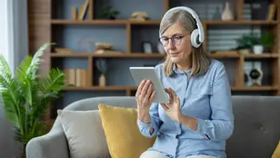 Mujer mayor con auriculares