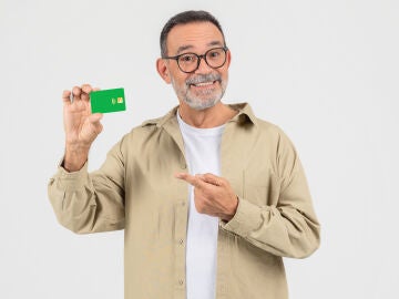 Hombre mayor con una tarjeta de cr&eacute;dito