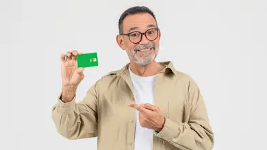 Estas son algunas tarjetas y descuentos que puedes solicitar si tienes más de 65 años Estas son algunas tarjetas y descuentos que puedes solicitar si tienes más de 65 años