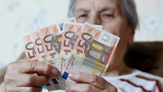 Mujer mayor con billetes de 50 euros Mujer mayor con billetes de 50 euros