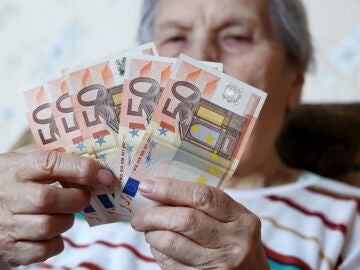 Mujer mayor con billetes de 50 euros