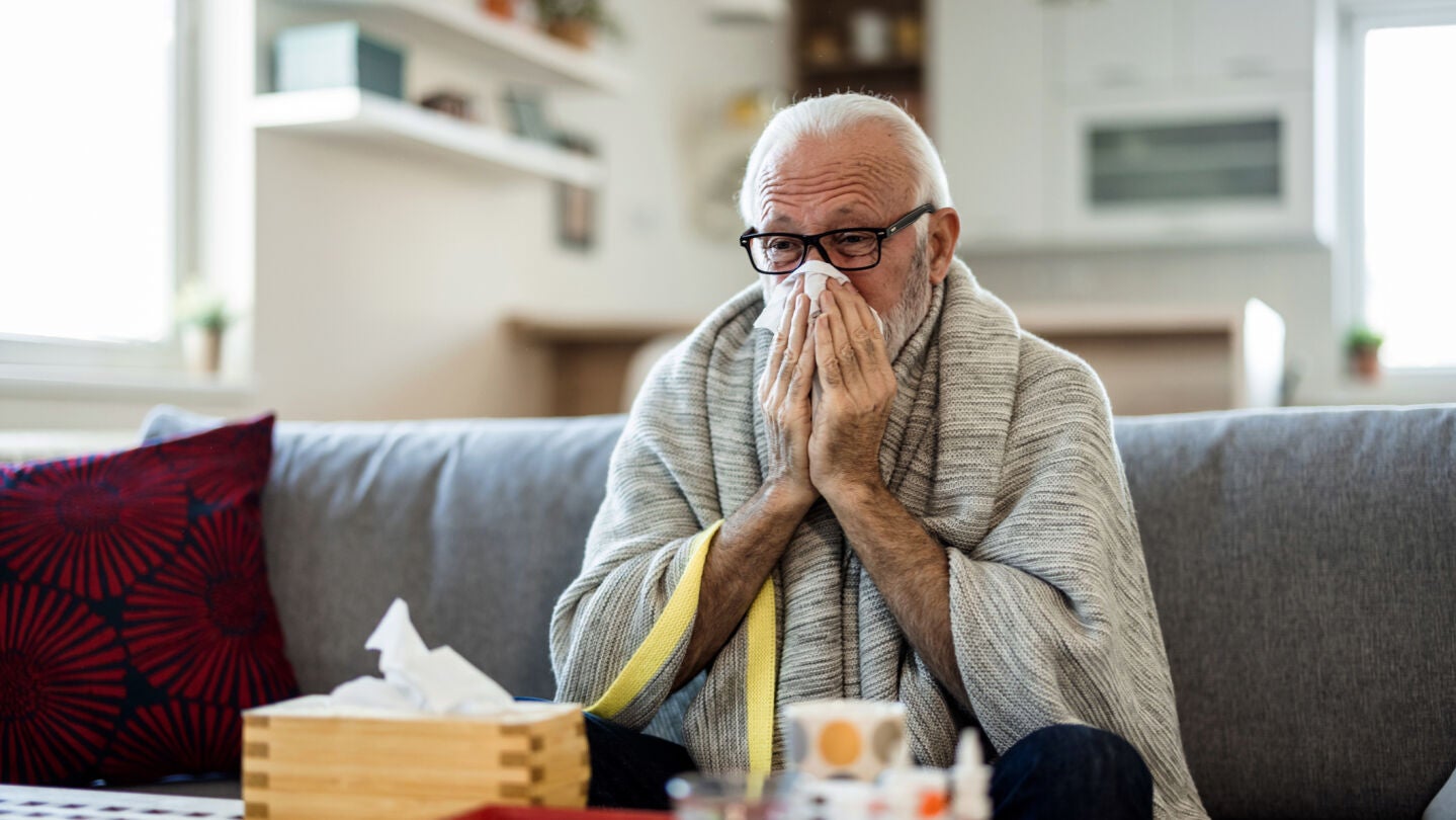 Hombre mayor con gripe