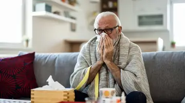 Hombre mayor con gripe Hombre mayor con gripe