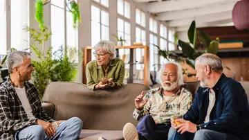 Grupo de amigos mayores charlando Grupo de amigos mayores charlando