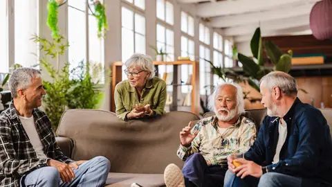 Grupo de amigos mayores charlando Grupo de amigos mayores charlando