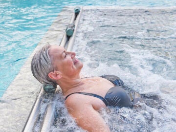 Mujer en un jacuzzi