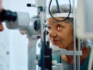Mujer mayor en el oftalm&oacute;logo