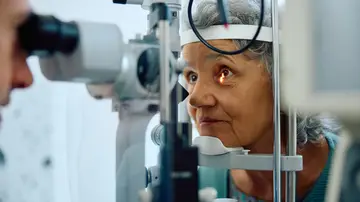 Mujer mayor en el oftalmólogo Mujer mayor en el oftalmólogo