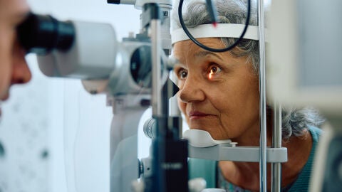 Mujer mayor en el oftalmólogo