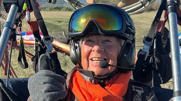 "En la residencia van a flipar": Hace paratrike a los 84 años "En la residencia van a flipar": Hace paratrike a los 84 años