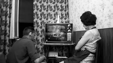 Una pareja viendo la televisión Una pareja viendo la televisión