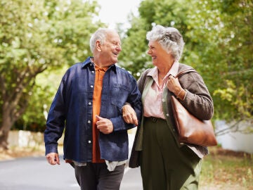 Pareja mayor paseando 