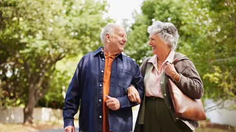 Pareja mayor paseando Pareja mayor paseando