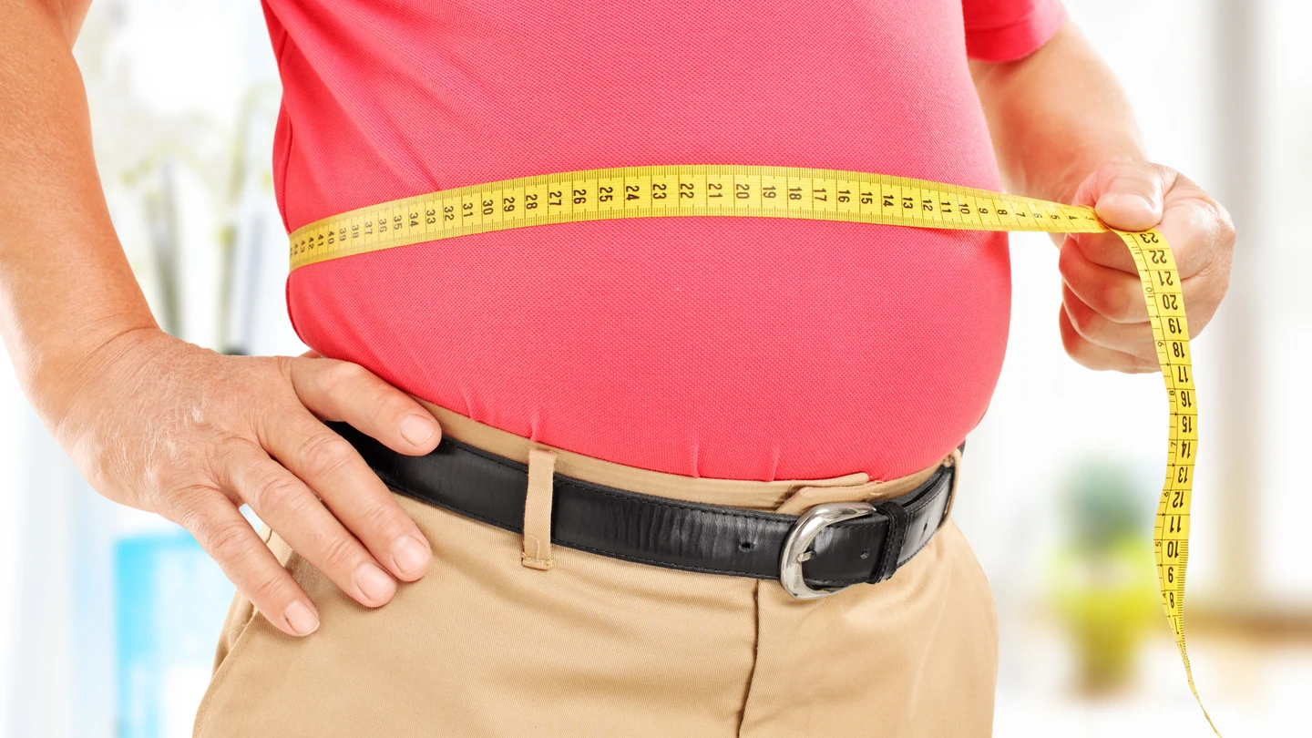 Hombre mayor midiéndose la barriga Hombre mayor midiéndose la barriga