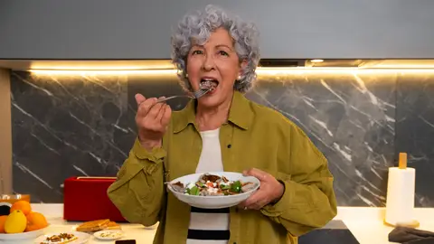 Mujer comiendo sola Mujer comiendo sola