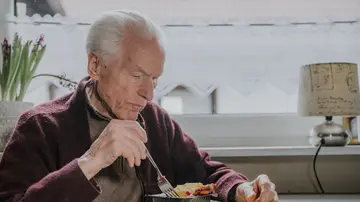 Hombre mayor comiendo solo Hombre mayor comiendo solo