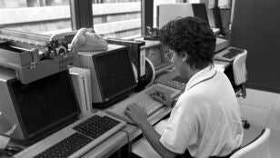 Una empleada trabaja en un ordenador de las oficinas del centro de computadores de la empresa Nixdorf Computer en Madrid en 1987