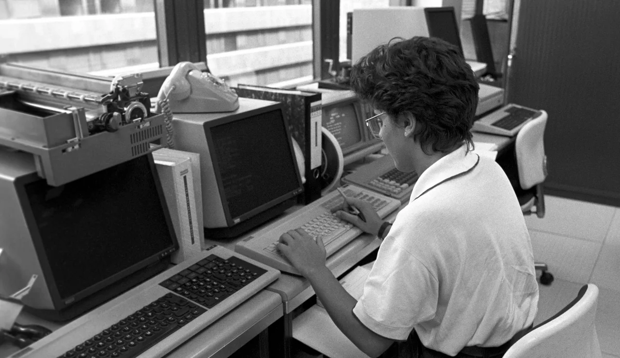 Una empleada trabaja en un ordenador de las oficinas del centro de computadores de la empresa Nixdorf Computer en Madrid en 1987