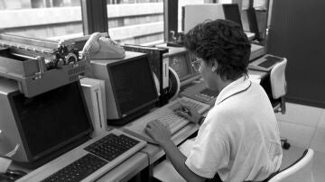 Una empleada trabaja en un ordenador de las oficinas del centro de computadores de la empresa Nixdorf Computer en Madrid en 1987