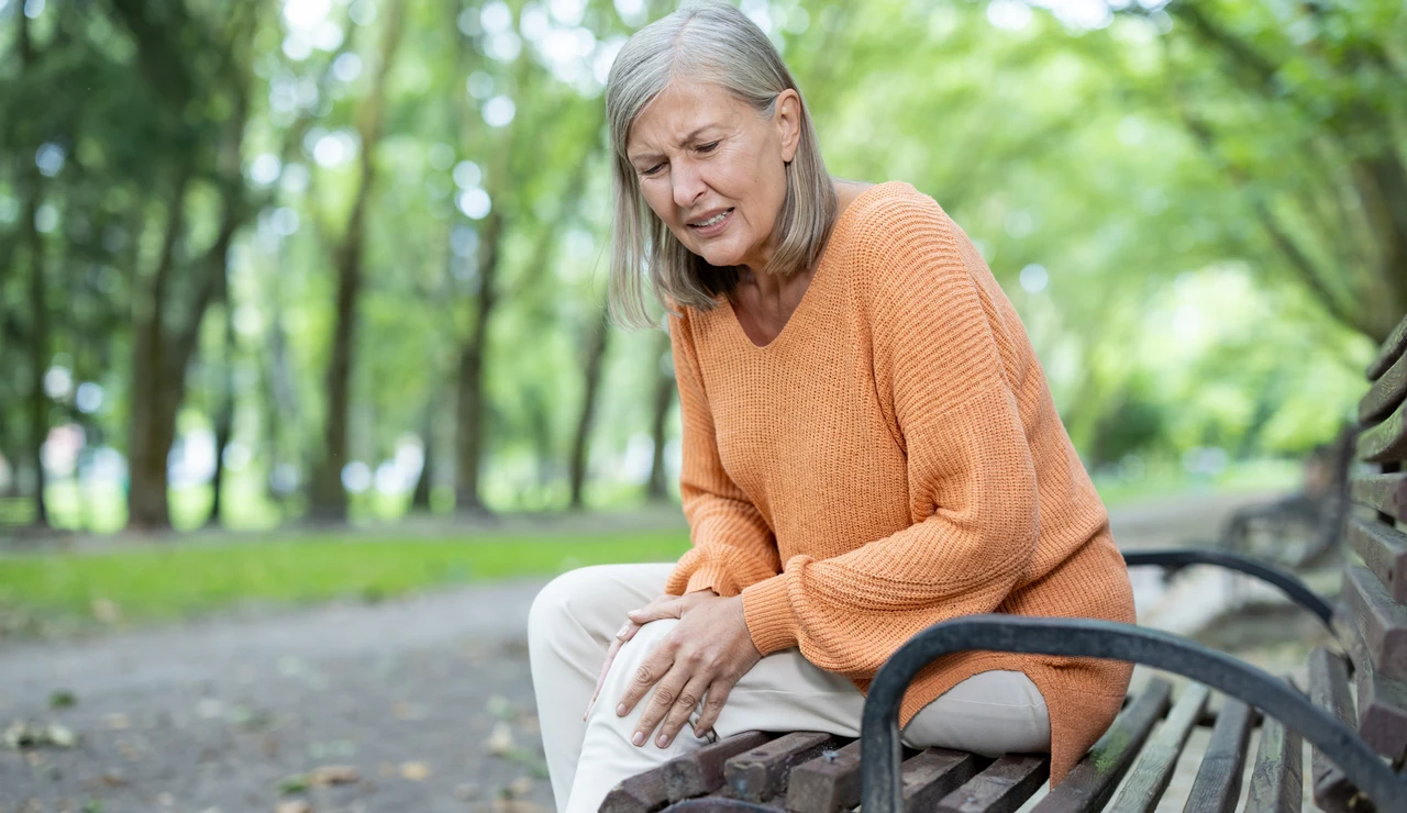 Mujer con dolor de rodilla