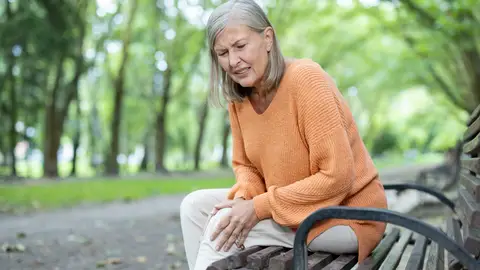 Mujer con dolor de rodilla Mujer con dolor de rodilla
