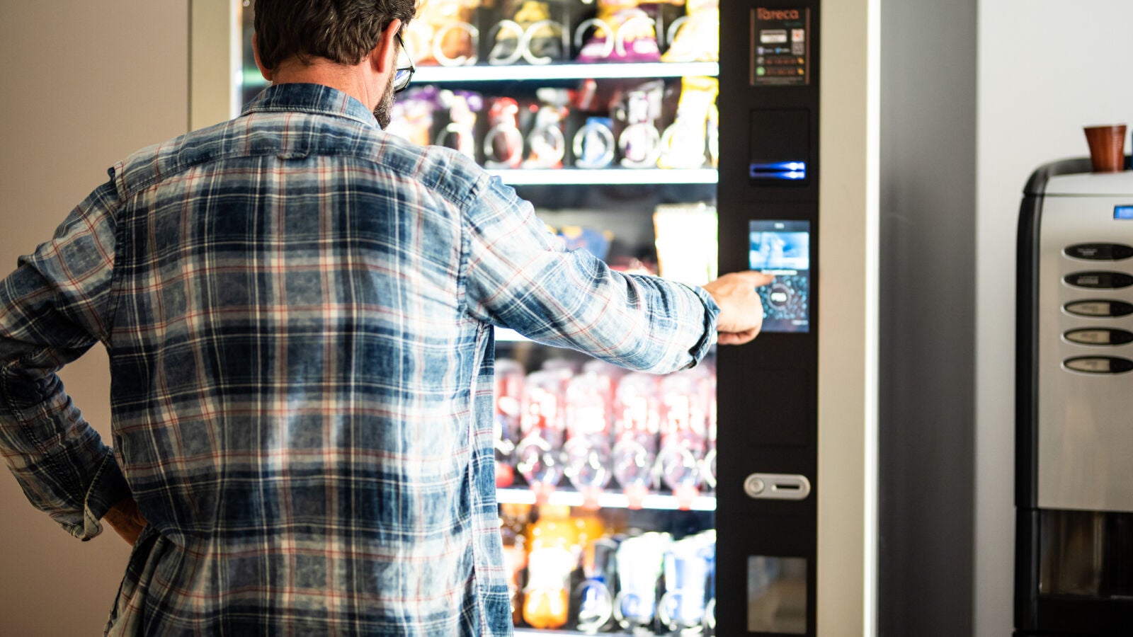 Consumo obligará a que las máquinas de vending de residencias y hospitales incluyan un 80% de alimentos saludables