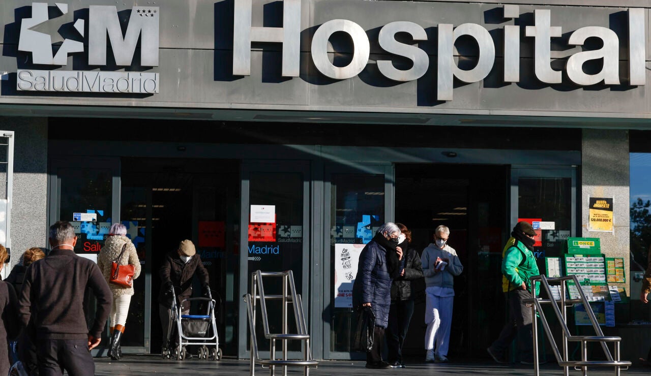 Varias personas con la mascarilla, salen del Hospital de La Paz de Madrid