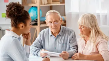 Pareja resolviendo problemas en una agencia de viajes Pareja resolviendo problemas en una agencia de viajes
