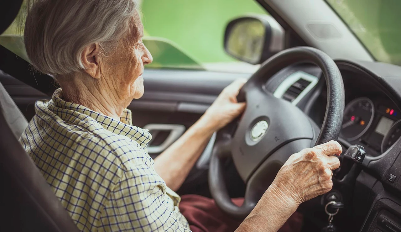 Mujer mayor conductora