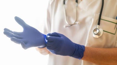 Andalucía permite a médicos y a enfermeras en puestos de difícil cobertura seguir voluntariamente hasta los 70 y 67 años