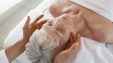 Mujer recibiendo un masaje Mujer recibiendo un masaje