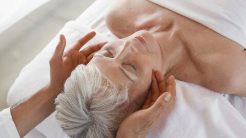 Mujer recibiendo un masaje