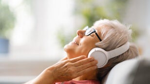 Mujer mayor escuchando m&uacute;sica