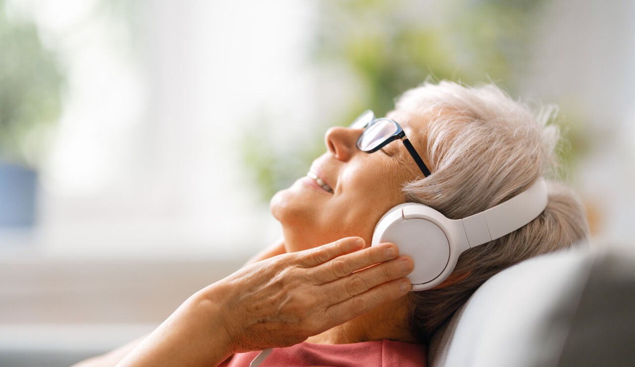 Mujer mayor escuchando m&uacute;sica