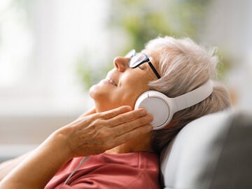 Mujer mayor escuchando m&uacute;sica