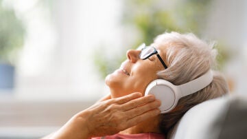Mujer mayor escuchando m&uacute;sica