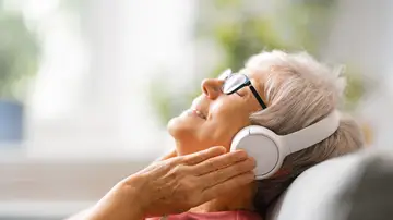 Mujer mayor escuchando música Mujer mayor escuchando música