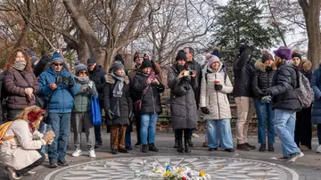 Personas participan en la conmemoración de los 45 años de muerte de John Lenon Personas participan en la conmemoración de los 45 años de muerte de John Lenon