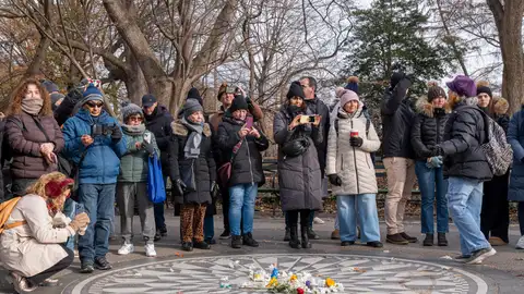 Personas participan en la conmemoración de los 45 años de muerte de John Lenon Personas participan en la conmemoración de los 45 años de muerte de John Lenon