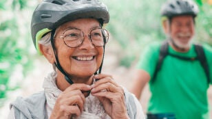 Mujer mayor con casco de bicicleta