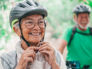 Mujer mayor con casco de bicicleta