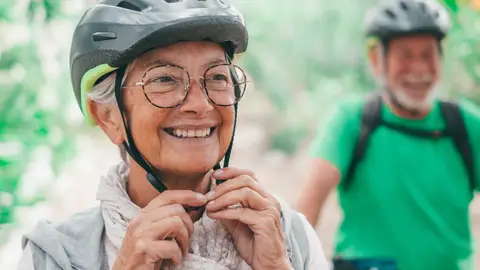 Mujer mayor con casco de bicicleta Mujer mayor con casco de bicicleta