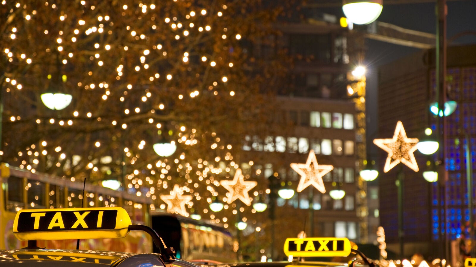 Valladolid, Toledo, Jerez, Granada... taxistas de numerosas ciudades reparten ilusión llevando a las personas mayores a ver las luces de Navidad