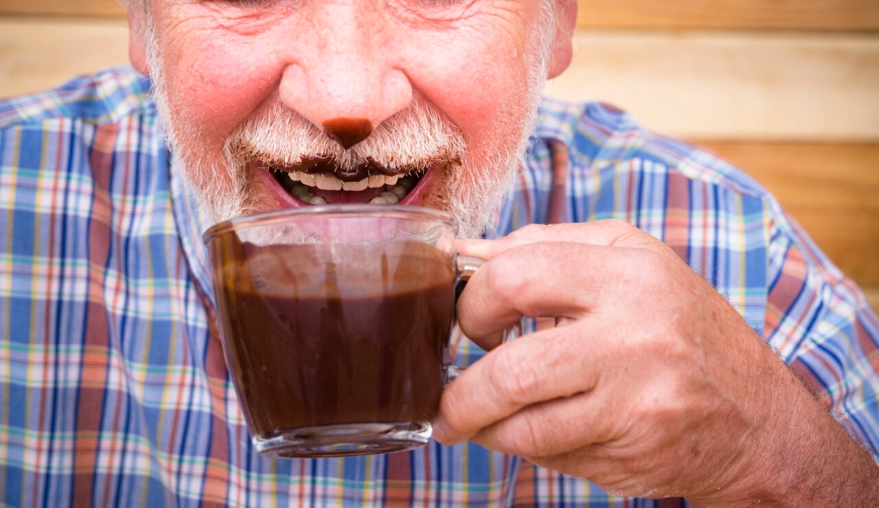 Hombre mayor tomando chocolate