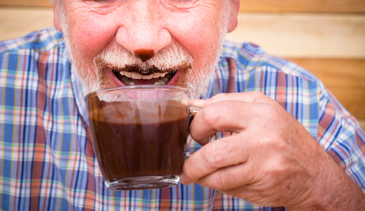 Hombre mayor tomando chocolate