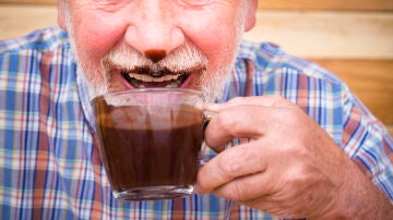 Hombre mayor tomando chocolate