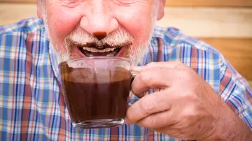 Hombre mayor tomando chocolate Hombre mayor tomando chocolate